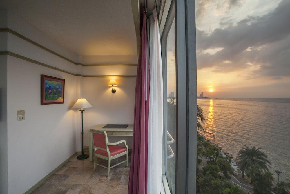 Cholchan Pattaya Beach Resort - Sha Extra Plus Exterior foto A room at the hotel