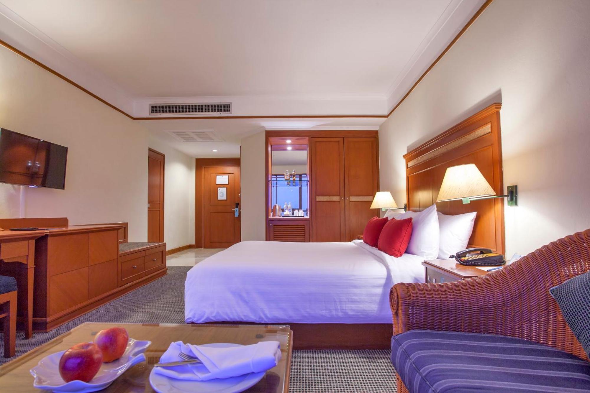 Cholchan Pattaya Beach Resort - Sha Extra Plus Zimmer foto Deluxe Room