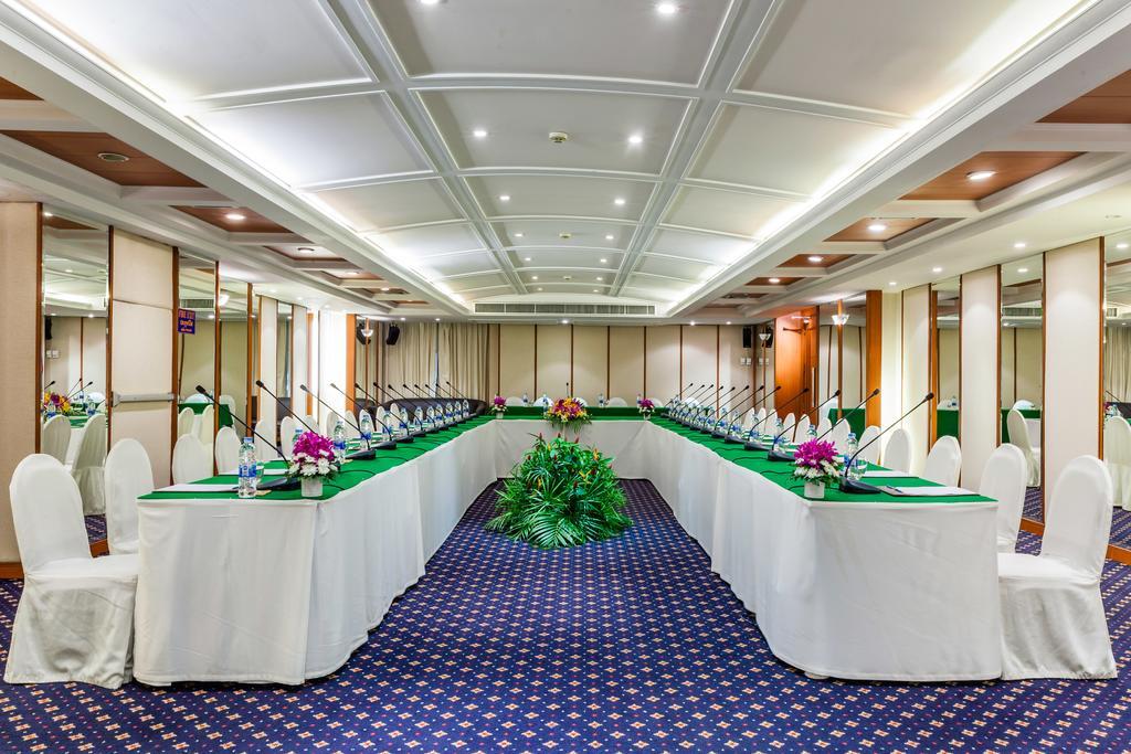 Cholchan Pattaya Beach Resort - Sha Extra Plus Exterior foto U-shaped table layout