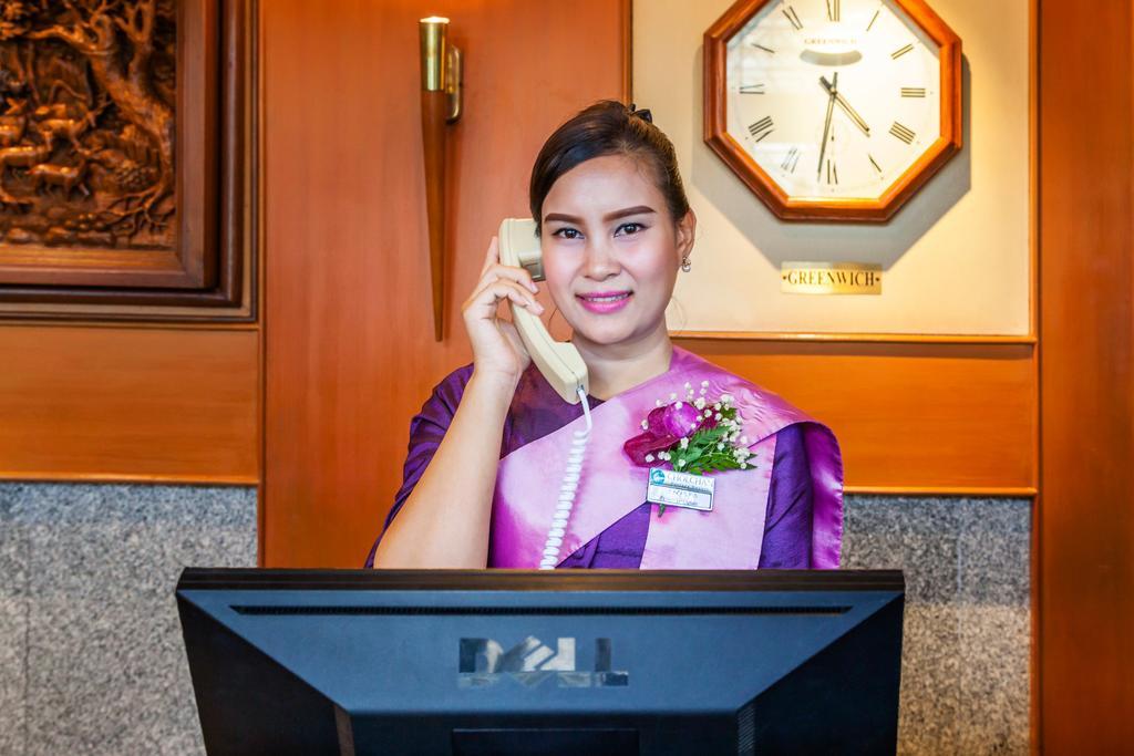 Cholchan Pattaya Beach Resort - Sha Extra Plus Exterior foto A Thai hotel receptionist