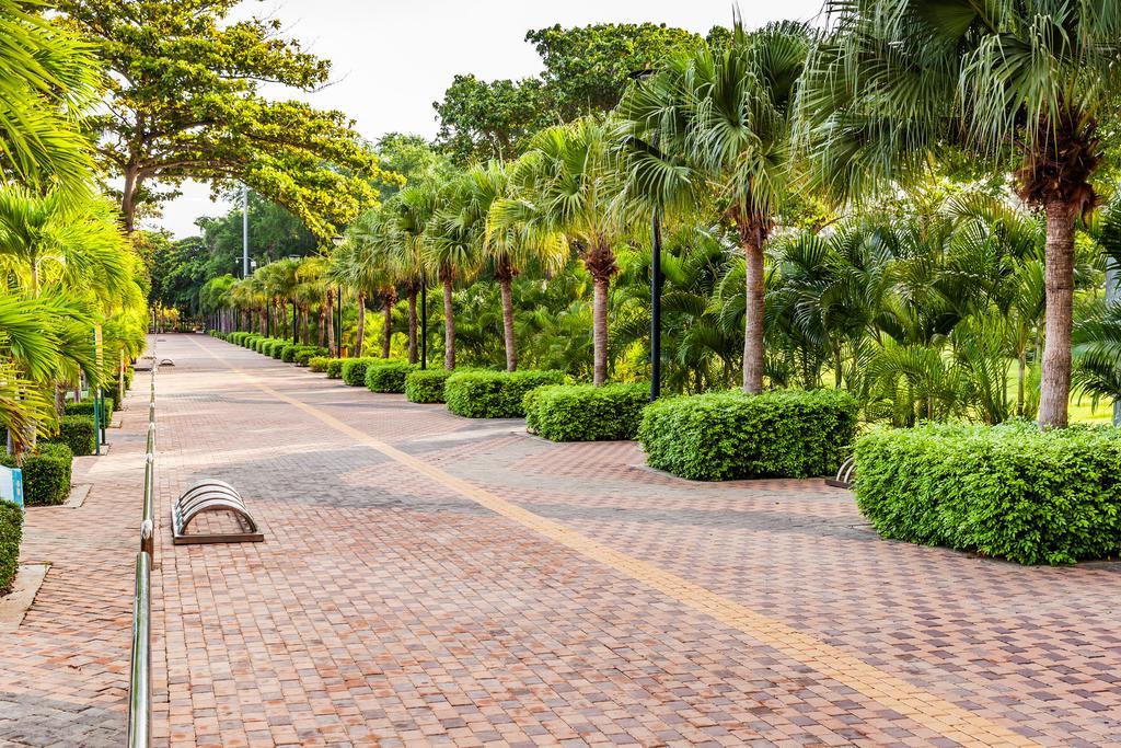 Cholchan Pattaya Beach Resort - Sha Extra Plus Exterior foto The park