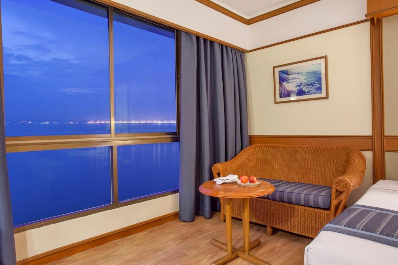Cholchan Pattaya Beach Resort - Sha Extra Plus Exterior foto A room at the hotel