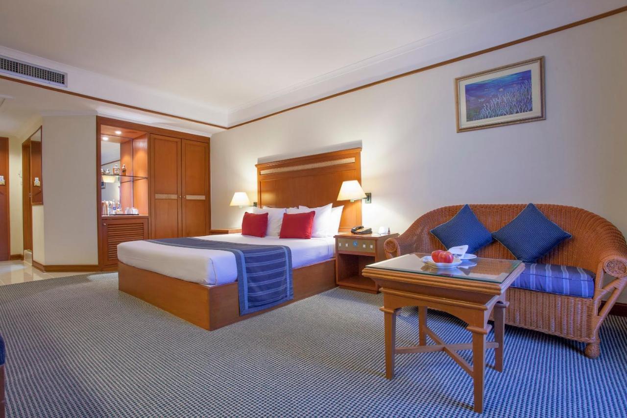 Cholchan Pattaya Beach Resort - Sha Extra Plus Exterior foto A room at the hotel