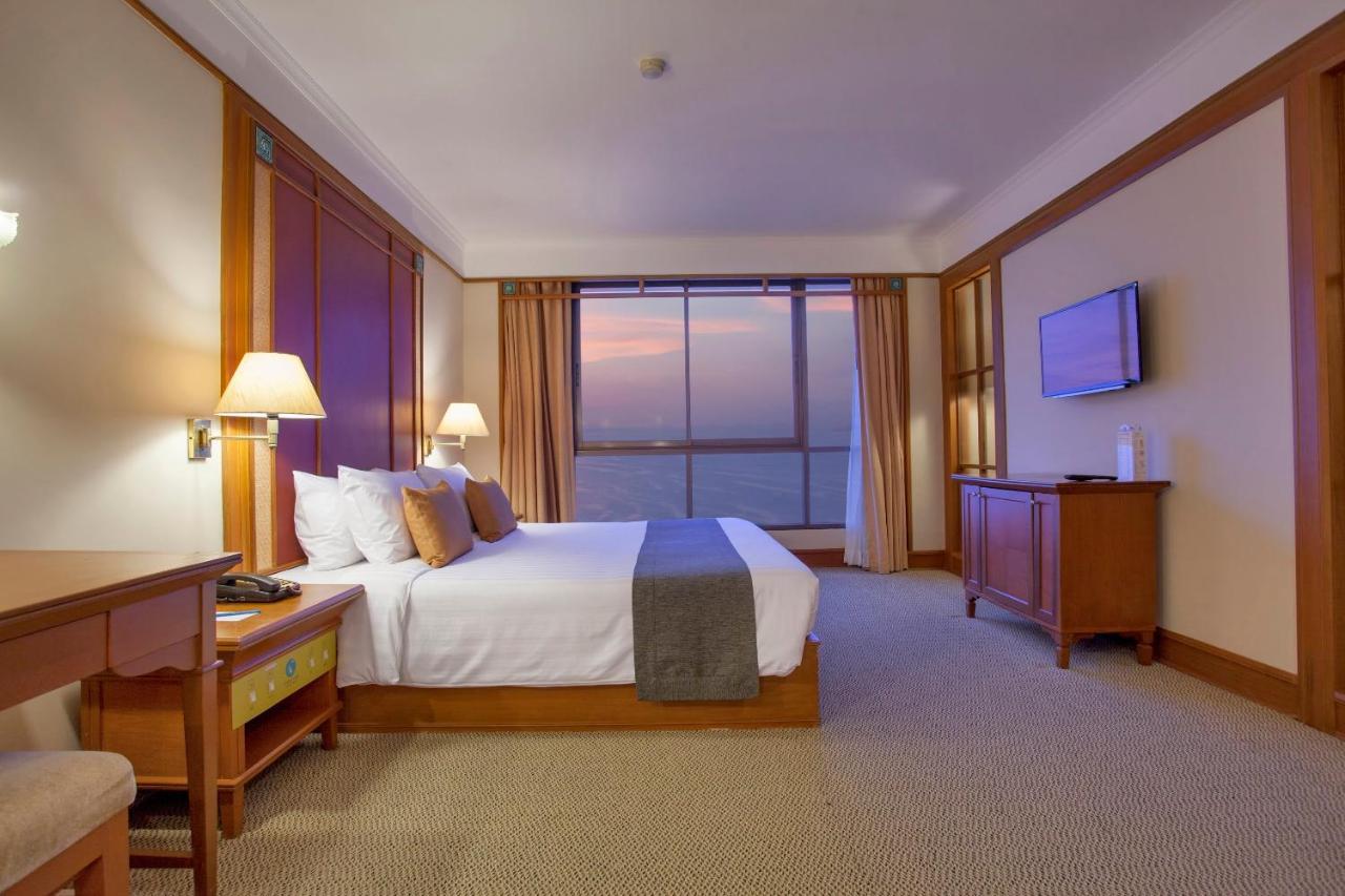 Cholchan Pattaya Beach Resort - Sha Extra Plus Exterior foto Deluxe Ocean View Room